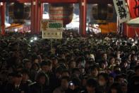 People stand in line to offer New Year prayers at Sensoji temple in Tokyo January 1, 2014. REUTERS/Yuya Shino (JAPAN - Tags: SOCIETY RELIGION)