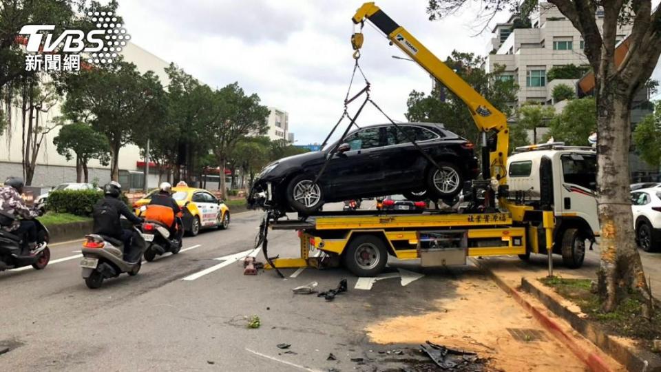 拖吊車到場協助 。（圖／TVBS）