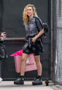 <p>Miley Cyrus hat ihre eigene Schuh-Kollektion für “Converse” designt und einen Sneaker entworfen, der mit seinen klobigen Sohlen sehr nach 90ies aussieht. (Bild: Getty Images) </p>