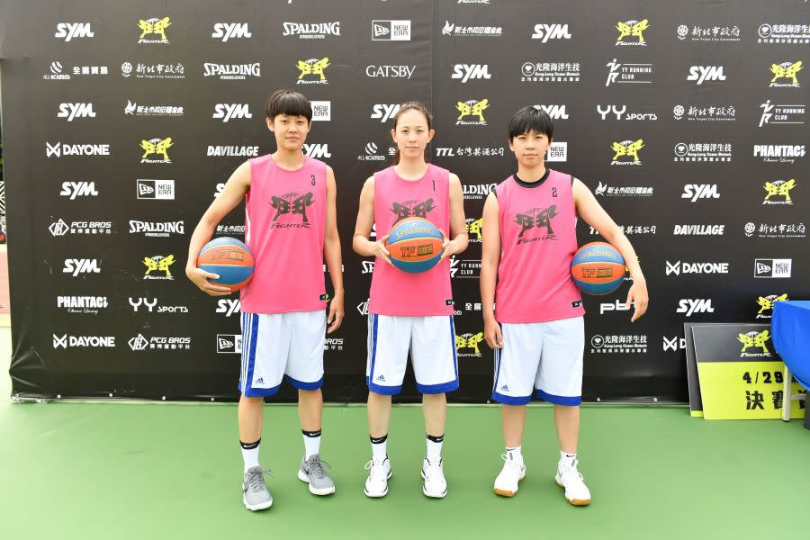 UBA女子組冠軍隊伍：文化大學黃鈴娟、陳薇安、黃柔甄現身《Fighter鬥到底3x3城市籃球爭霸賽》新北站。