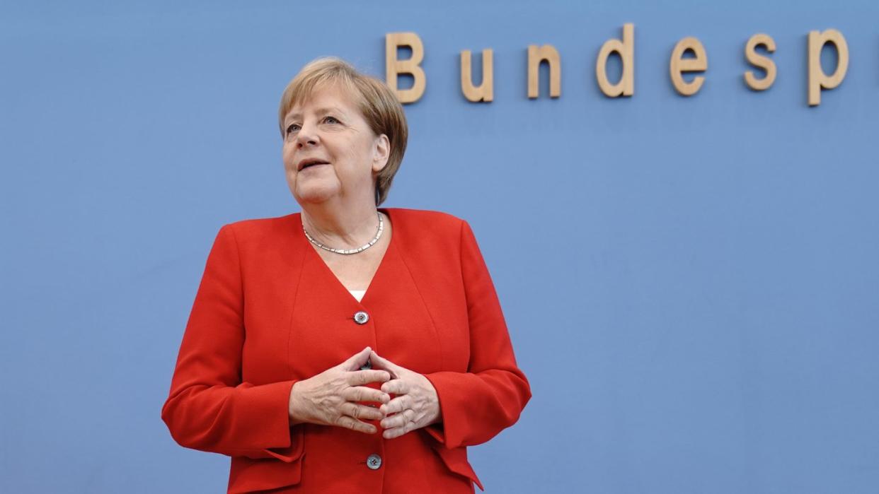 Bundeskanzlerin Angela Merkel kommt zur Pressekonferenz kurz vor ihrem Sommerurlaub. Foto: Michael Kappeler