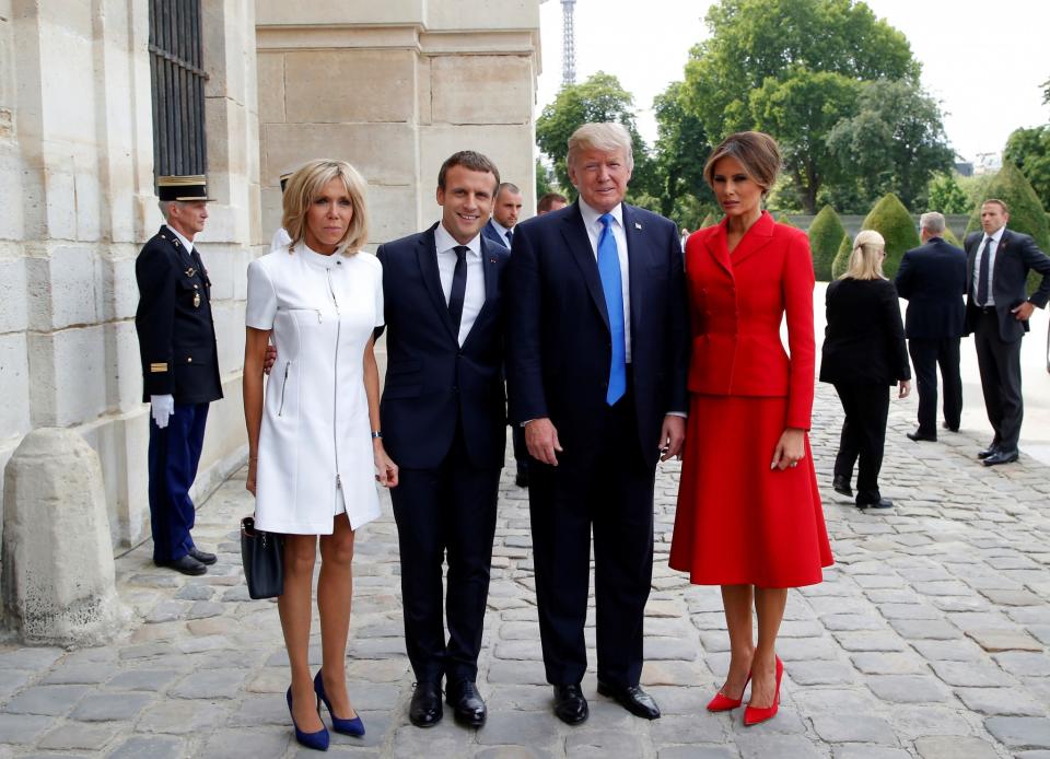 <p>Presidente francés Emmanuel Macron (2do I) y su esposa Brigitte (I) posan junto al presidente Donald Trump (2do D) y la primera dama Melania Trump (D) en el Museo de los Inválidos en París, France, Julio 13, 2017. (Foto: Michel Euler/Pool/Reuters) </p>
