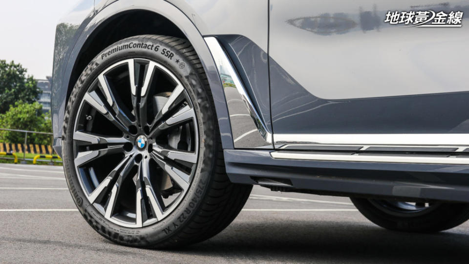 車側依舊維持與小改款前相仿，試駕的X7 xDrive40i配備22吋鋁合金輪圈。(攝影/ 陳奕宏)