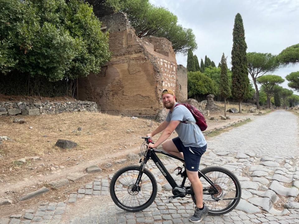 The author wearing linen shorts on a bike in Italy
