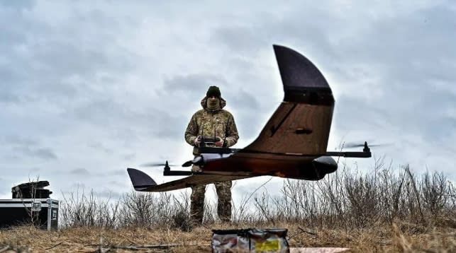 烏克蘭軍對操控無人機，隊俄軍進行攻擊。   圖 : 翻攝自騰訊新聞/甡產隊