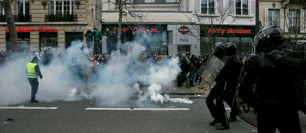 Des heurts sporadiques ont eu lieu en marge de la manifestation contre la réforme des retraites, jeudi à Paris.  - Credit:ADNAN FARZAT / NurPhoto via AFP