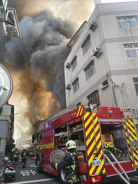 火勢猛烈，延燒到旁邊的2戶人家。（圖／翻攝自臉書）