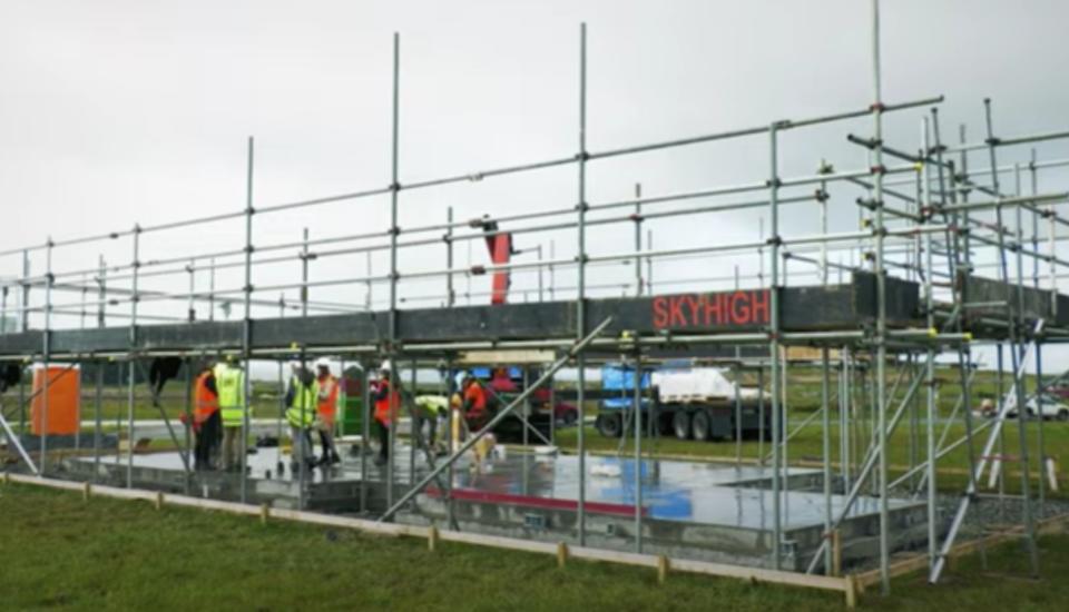 Para la construcción de la casa, los paneles prefabricados se unen entre sí mediante pernos resistentes y otros accesorios metálicos. (Foto: YouTube / <a href="http://www.youtube.com/watch?v=6tqykvSodi4" rel="nofollow noopener" target="_blank" data-ylk="slk:Panasonic Homes;elm:context_link;itc:0;sec:content-canvas" class="link ">Panasonic Homes</a>).