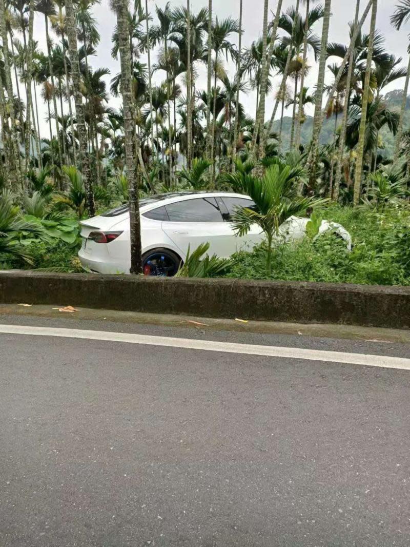 彎速過快衝對向飛越水溝　特斯拉耍帥卡檳榔園