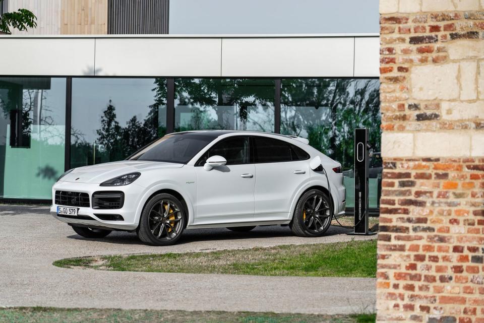 View Photos of the 2020 Porsche Cayenne E-Hybrid Lineup