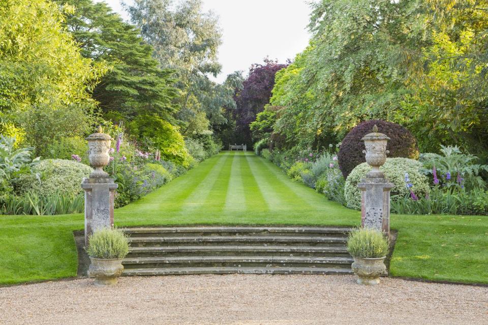 italianate estate in goudhurst, england design by jo thompson landscape garden design the expansive front lawn offers stillness amid the riotous borders