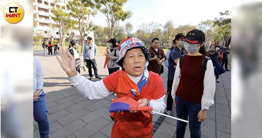 這位鑽石女韓粉看到韓國瑜本尊，熱情歡呼之外，更直喊蔡英文當選不公平，要以死明志。圖／宋岱融攝