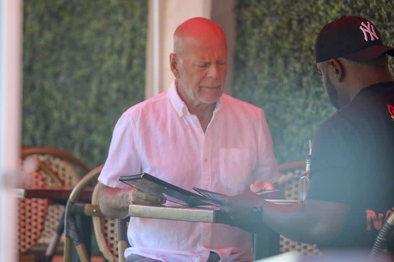 Bruce Willis disfruta del tiempo libre, como este fin de semana en Santa Mónica, cuando salió a desayunar con un amigo