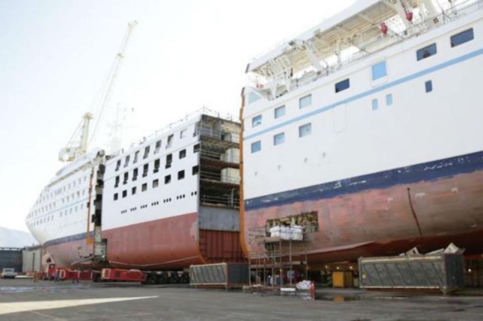 La sección central se fabrica en un lado mientras los operarios seccionan el barco por la mitad. Crédito: WINDSTAR CRUISES