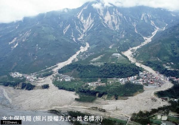 九二一地震造成二部坑上游集水區崩塌土石堆積河道空照圖。<br />(水保局提供)