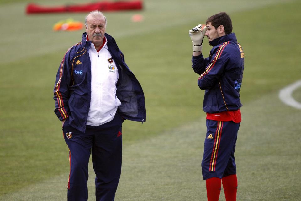 Spain's goalkeeper Iker Casillas (R) speaks with his coach Vicente del Bosque during a training session in Potchefstroom June 12, 2010 . REUTERS/Marcelo del Pozo (SOUTH AFRICA - Tags: SPORT SOCCER WORLD CUP)