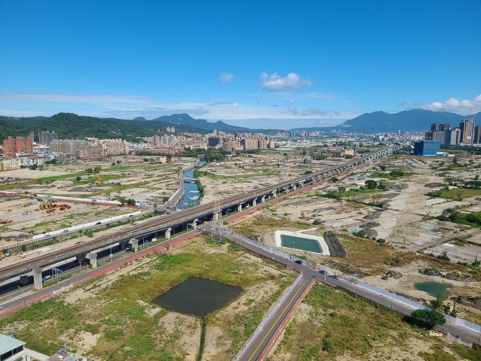 塭仔圳重劃工程持續推進，今年底將有公園、道路陸續完工。   圖：新北市地政局提供