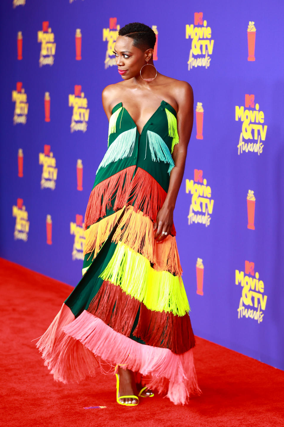 Mut zur Farbe: Yvonne Orji brachte Schwung auf den roten Teppich (Bild: Matt Winkelmeyer/2021 MTV Movie and TV Awards/Getty Images for MTV/ViacomCBS)