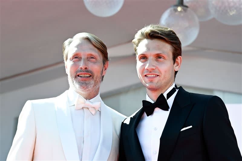 邁茲米克森（左）和兒子卡爾出席威尼斯影展。（圖／美聯社／達志影像）