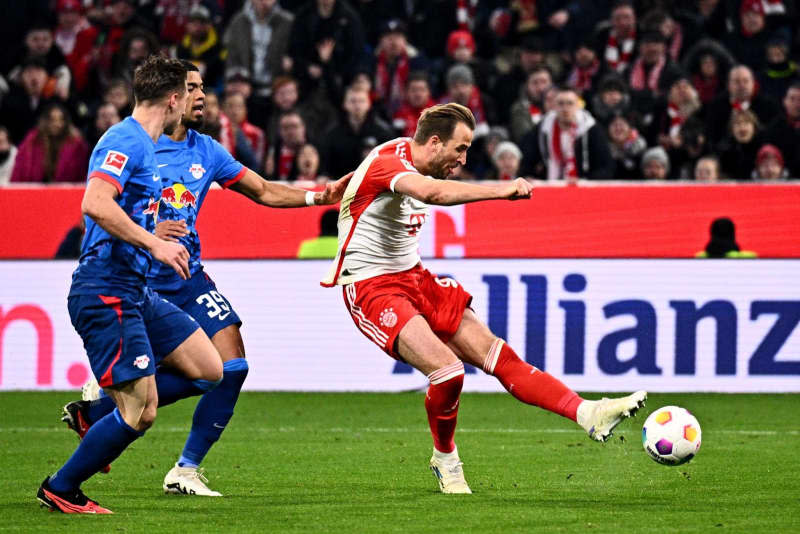 Bayern Munich's Harry Kane (R) scores his side's first goal of the game during the German Bundesliga soccer match between Bayern Munich and RB Leipzig at Allianz Arena. Tom Weller/dpa
