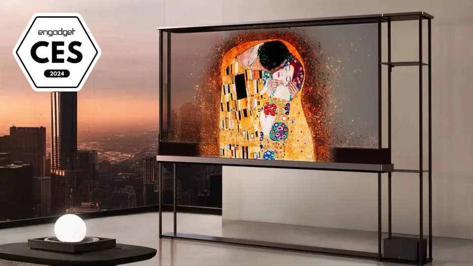 Una imagen con una insignia de Engadget Best of CES 2024 que muestra el producto: LG Signature OLED T en un edificio de apartamentos de gran altura con ventanas del piso al techo con una pantalla transparente que muestra lo que parece ser una pintura de Kandinsky. (LG)