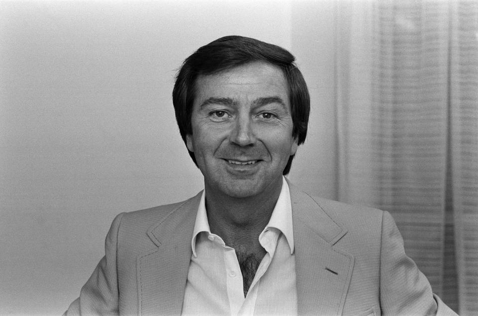 Entertainer Des O'Connor. October 1983. (Photo by Staff/Mirrorpix/Getty Images)