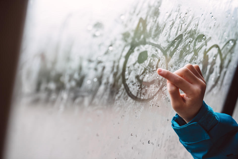 近來進入梅雨季，周末常下雨，有網友也苦惱表示，不知道下雨天可以帶孩子去哪裡玩，好奇其他網友的想法。（示意圖／Getty Images）