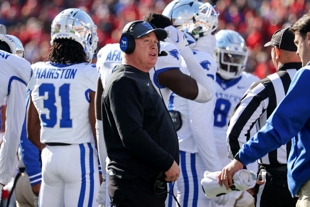 Mark Stoops says he's staying at Kentucky after public links to Texas A&M -  Yahoo Sports
