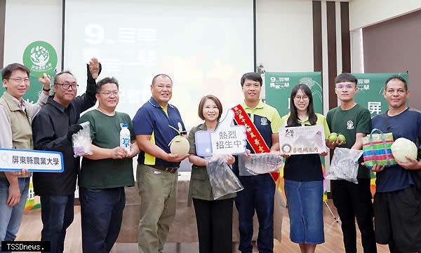 屏東縣長周春米（中）為第九屆農業大學招生助陣。（記者陳真攝）