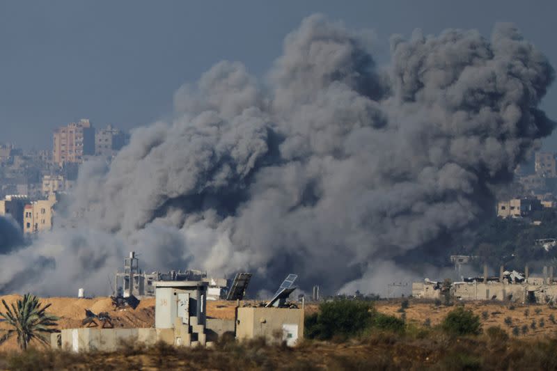 El humo se eleva tras los ataques aéreos israelíes en Gaza, visto desde el sur de Israel, en medio del actual conflicto entre Israel y el grupo palestino Hamás