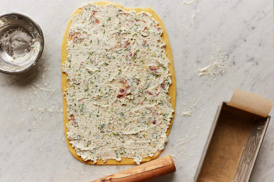 Relleno para una babka salada con queso ricotta y hierbas en Nueva York, el 20 de mayo de 2020. Estilista de alimentos: Rebecca Jurkevich. (Johnny Miller/The New York Times)