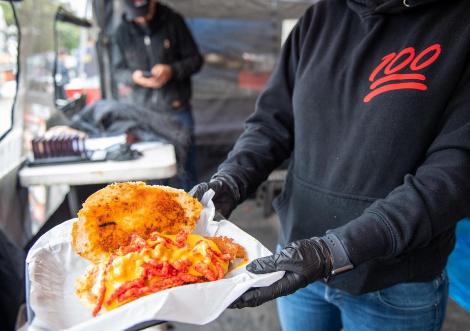 Un empleado de Orlando Osornio, el dueño de Tortas Al 100, en Salinas, California, muestra un  Don Cheeto preparado el 8 de febrero del 2020. El Don Cheeto de Osornio es una de las tortas más populares del menú.