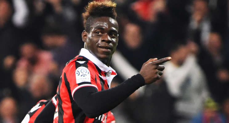 <p>Paukenschlag in Dortmund! Der BVB ist laut Berater Mini Raiola an “Enfant terrible” Mario Balotelli interessiert. “Dortmund und Marseille wollen ihn”, sagte der Balotelli-Berater gegenüber der italienischen Sportzeitung “Corriero dello Sport”. “Er vertraut mir, denn ich bin wählerisch. Ob er in Nizza bleibt, werden wir sehen”, so Raiola. Der italienische Star-Stürmer wäre ablösefrei zu haben und erzielte für Nizza in der Ligue-1-Saison 2016/17 15 Tore in 23 Spielen. Das wäre der Sensations-Transfer schlechthin und spräche auch für einen Aubameyang-Abschied. (Bild: AP)</p>