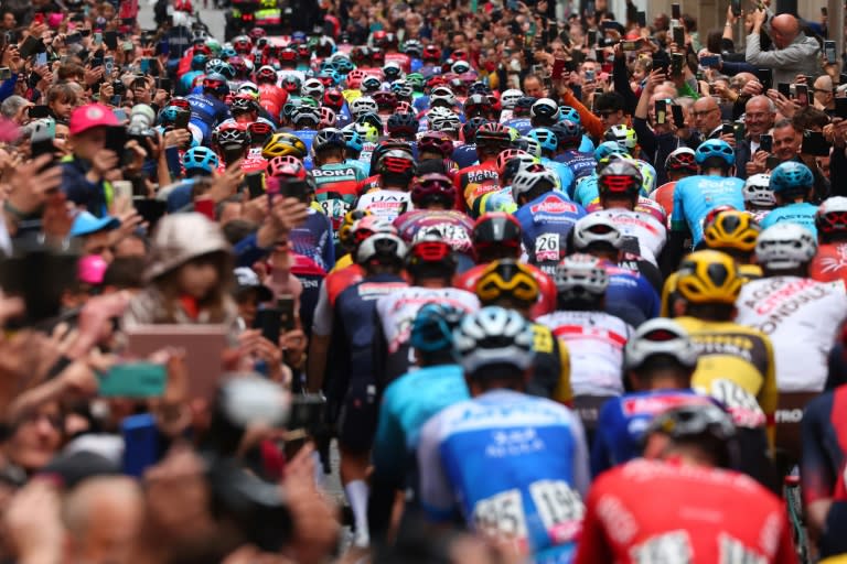 Des spectateurs autour des coureurs de la 8e étape du Tour d'Italie 2023 entre Terni et Fossombrone le 13 mai 2023 (Luca Bettini)