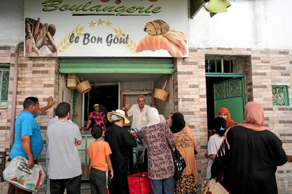« Il a été décidé de reprendre l'approvisionnement des boulangeries non subventionnées en farine et semoule à compter du 19 août » à la suite de leur engagement à « respecter les lois relatives à la production et à la vente du pain », a indiqué le ministère du Commerce.  - Credit:HASNA / AFP