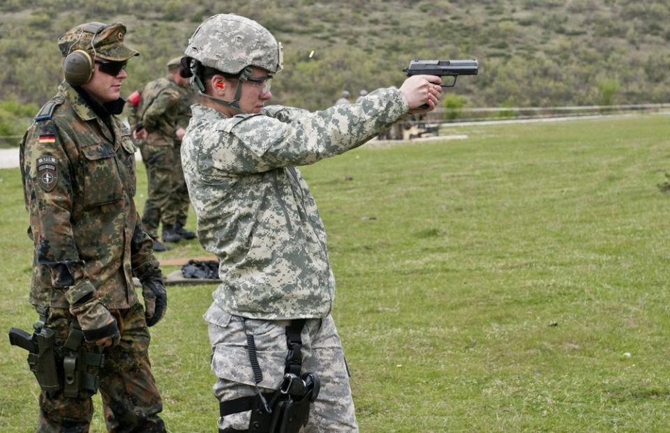 <em>Good grip, bad stance (U.S. Army)</em>