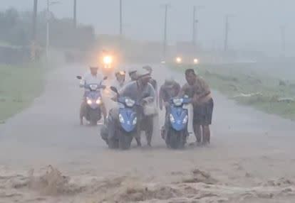 蘭嶼連日大雨溪水暴漲，急湍泥流淹馬路，民眾涉水通行十分危險。（圖／阿諾本蘭嶼旅遊 提供）