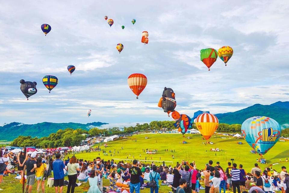 國旅補助每晚每房最高1500元。圖為台東熱氣球嘉年華開幕，吸引上萬名遊客熱情參與。（中新社）
