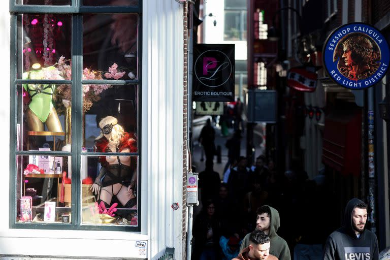 Unos peatones pasan por delante de un sex shop en el Barrio Rojo de Ámsterdam