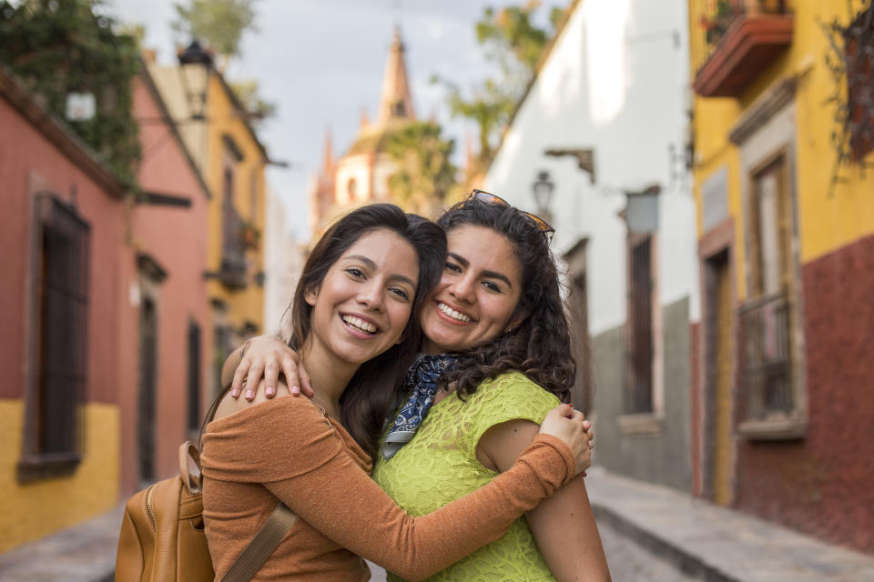 Amigas tomandose una selfie en un mirador en san miguel de allende, México. (Foto: Getty)