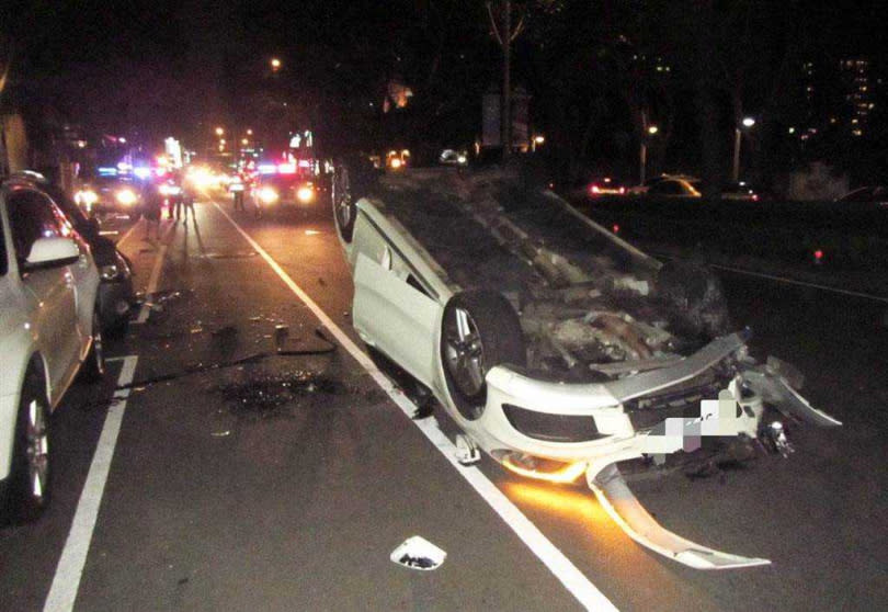 林女駕駛的自小客車撞擊路邊停放的三輛車後，翻覆於崇德路上。（圖／熱心民眾提供）