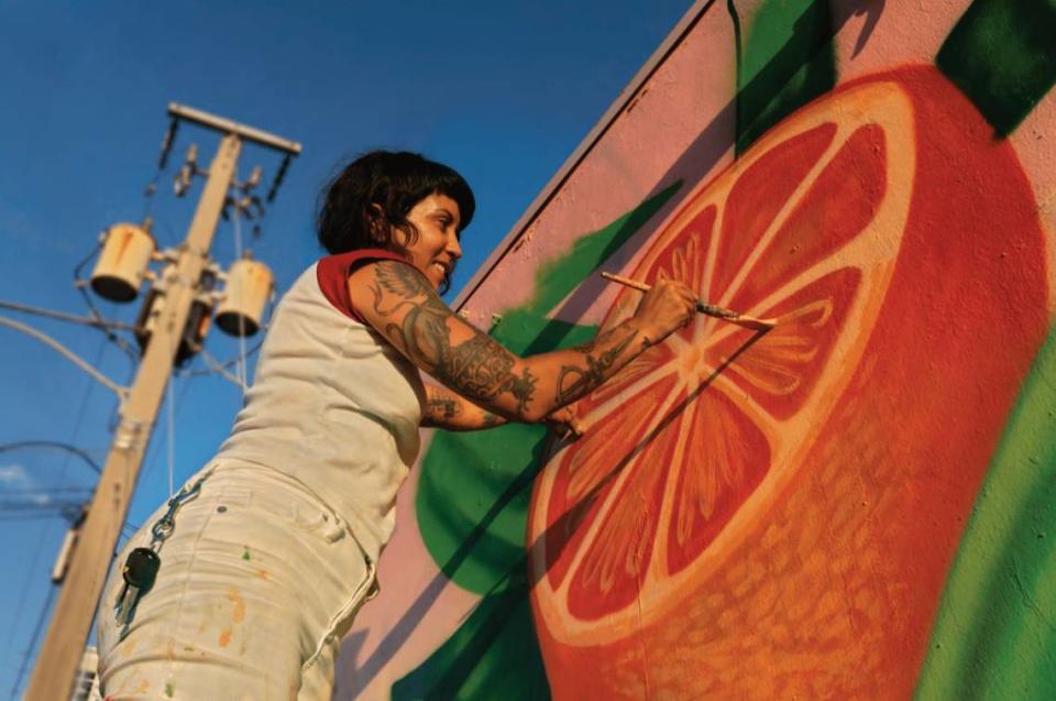 La muralista Nicole Salgar da los toques finales en 2019 a una obra en la Calle 27 y la Avenida 5, en Wynwood, una de las 200 imágenes del libro de Barry Fellman “Miami Creative: A Decade of Transformation”. 