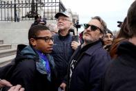 <p>Emmené par Jane Fonda, le collectif "Fire Drill Friday" a manifesté sur les marches du Capitole américain vendredi. Certains manifestants dont Joaquin Phoenix ont été arrêtés par les forces de l’ordre.</p>