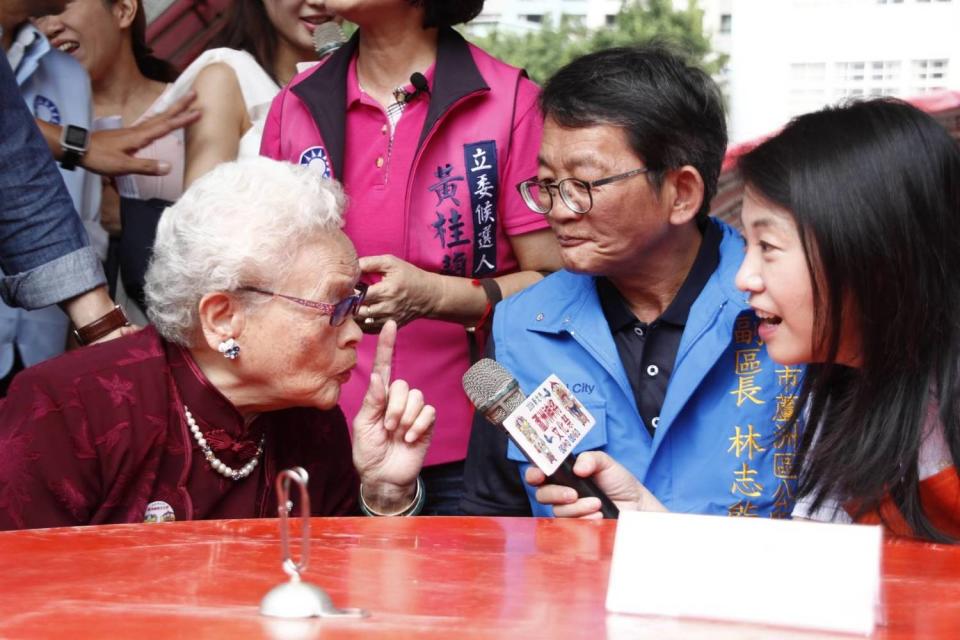 文化局長蔡佳芬（右起）、蘆洲區公所副區長林志能與地方耆老，暢談蘆洲神將百年歷史。   圖：新北市文化局提供