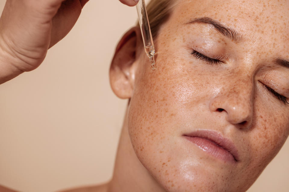 Pour afficher un teint hâlé toute l'année, on mise sur les gouttes autobronzantes. (Photo : Getty Images)