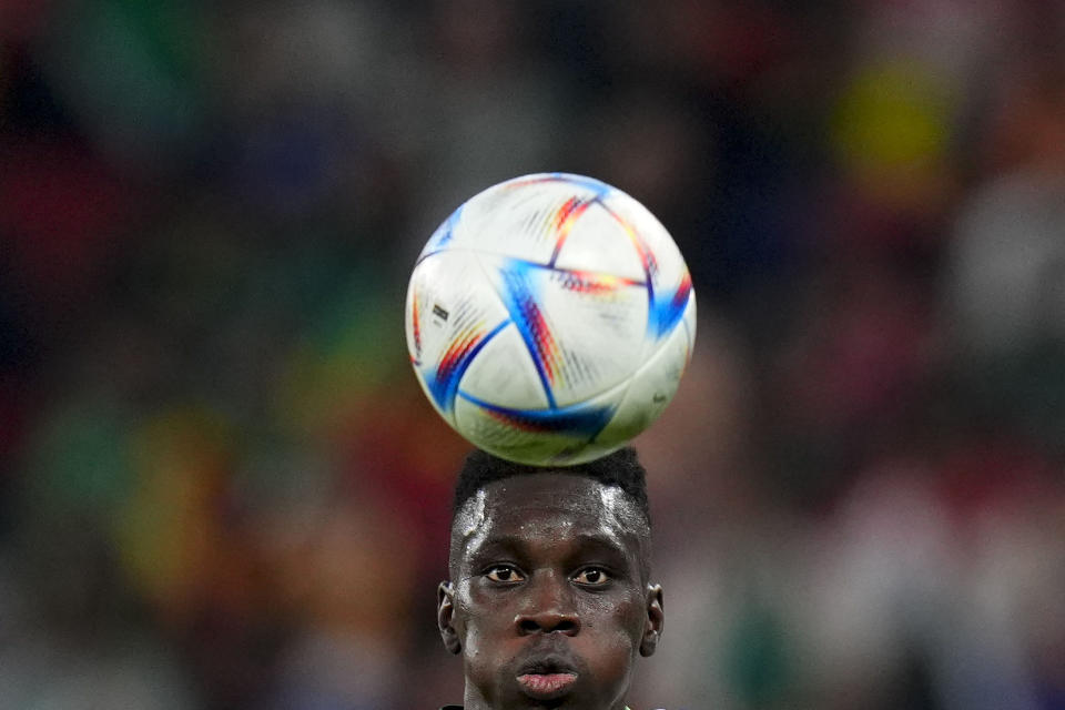 El senegalés Ismaila Sarr mira el balón durante un juego del Grupo A del Mundial entre Senegal y Holanda, en el estadio Al Thmama, en Doha, Qatar, el 21 de noviembre de 2022. (AP Foto/Petr David Josek)