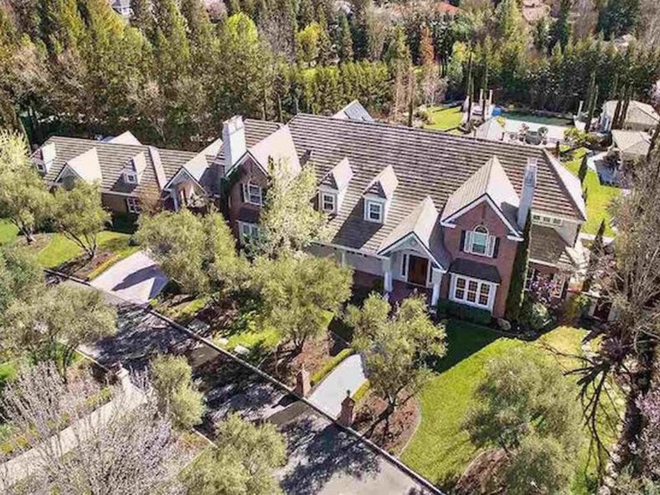 An overhead shot shows Stephen Curry's former Alamo, CA house and property.