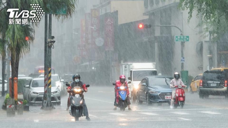 氣象局發布大雨特報。（示意圖／shutterstock達志影像）