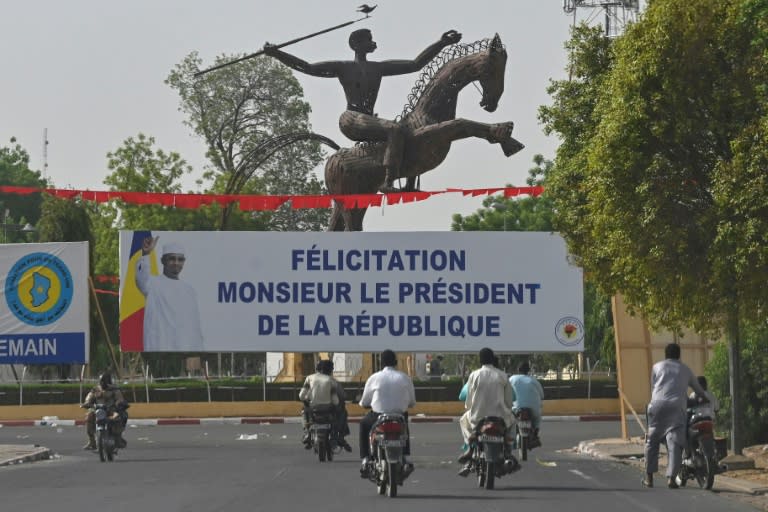 Una pancarta fotografiada el 10 de mayo de 2024 en Yamena felicita al nuevo presidente electo de Chad, Mahamat Idriss Déby Itno (Issouf Sanogo)