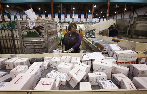 Una mujer trabajando en el Servicio de Correo de EEUU en el Centro de Distribución de Chicago, el 17 de diciembre de 2012 (/AFP | Scott Olson)